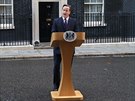 Britský premiér David Cameron ped Downing Street íslo 10 reagoval na výsledky...