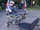 Voz��k�� Michal Vondr��ek kontroluje po slo�en� sv�j handbike, tedy t��kolku na...