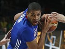 Francouzský basketbalista Nicolas Batum vniká do litevské obrany, brání Paulius...