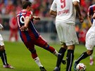 Mario Götze z Bayernu Mnichov skóruje proti Stuttgartu.