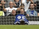 Stoper Chelsea John Terry smutní poté, co si dal vlastní gól v duelu se Swansea.