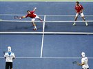 výcarský tenista Stanislas Wawrinka returnuje v semifinále Davis Cupu proti...