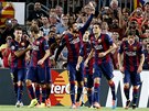 DÁME DALÍ? Fotbalisté Barcelony se radují z trefy mávajícího Gerarda Piquého.