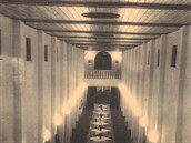 Interiér restaurace Masné krámy před otevřením v roce 1954.