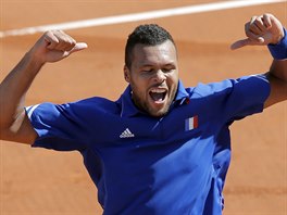 Francouzsk tenista Jo-Wilfried Tsonga se raduje z vtzstv nad Rosolem v...