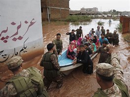 Dále po proudu ek v pákistánské provincii Sindh uprchl ze svých domov dalí...