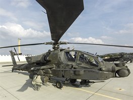 Momentka ze cviení Ample Strike: vrtulník Apache