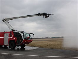 Rosenbauer Panther s ramenem Stinger v akci: vysunut trn by se zarazil dovnit...