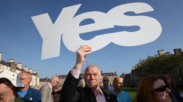 Pznivec odtren Skotska dr symbolick "Ano" nad hlavou pi projevu prvnho ministra Alex Salmonda v Edinburghu. (10. z 2014) 