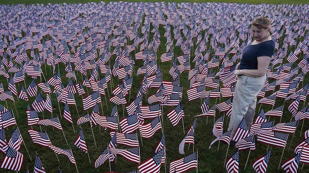 Ve mst Winnetka v Illinois zapchli za kadou ob teroristickch tok, kter ped 13 lety otsly Amerikou, jednu vlajeku (10. z 2014)