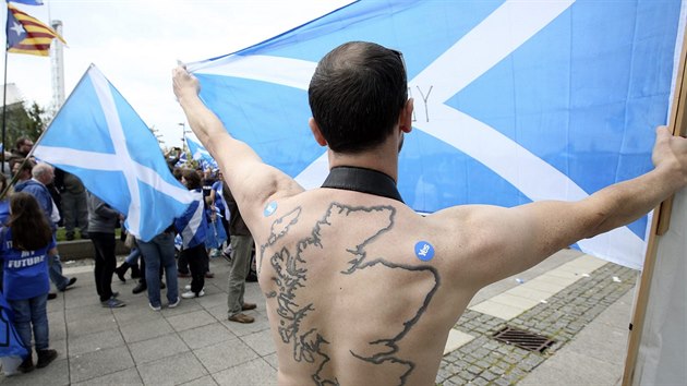 Demonstrace skotskch nacionalist ped budovou BBC v Glasgow (14. z 2014)