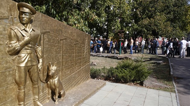 Pomnk pohranir v Luhansku. Do msta ovldanho separatisty se pomalu vrac ivot (14. z 2014)