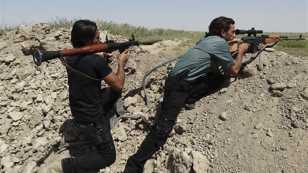Iráčtí vojáci za pomoci místních kmenů útočí na pozice Islámského státu v Ramádí (15. září 2014)