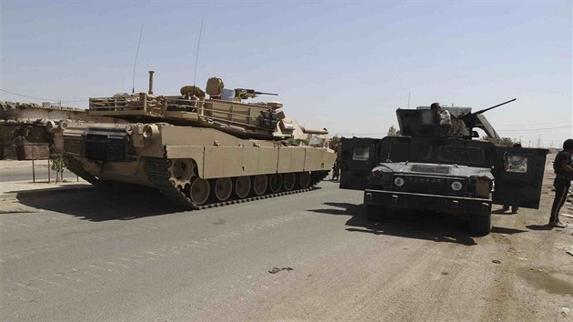 Iráčtí vojáci za pomoci místních kmenů útočí na pozice Islámského státu v Ramádí (15. září 2014)