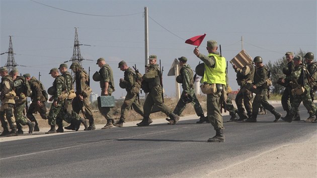 Ruští vojáci nedaleko krymského Sevastopolu (14. září 2014)