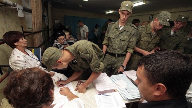 Rut vojci hlasuj v mstnch volbch v Sevastopolu (14. z 2014)
