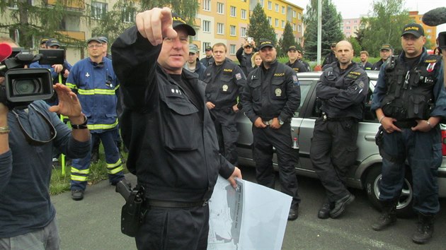 Sto tyicet ptra vytvoilo ve stedu dopoledne rojnici, aby znovu prohledalo okol bydlit devtilet dvky, kter se den ped tm nevrtila ze koly.