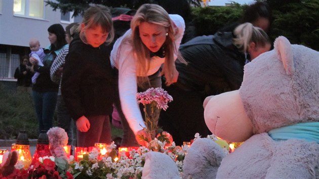 Na spontnn pietn akci ped kltereckou kolou zaplily ve stedu veer svku za zavradnou dvku destky dt.