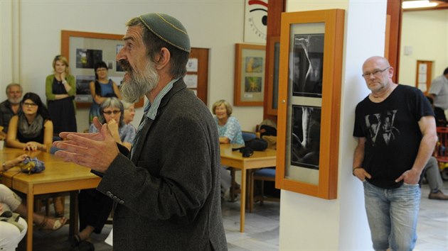 Na vernisi promluvil herec Jaroslav Achab Haidler. Fotografie hodnot jako celkem cudn akty.