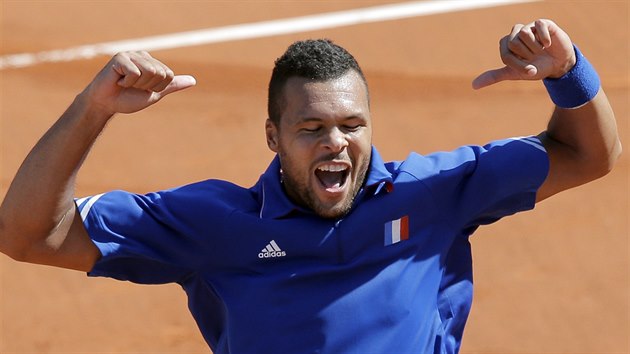 Francouzsk tenista Jo-Wilfried Tsonga se raduje z vtzstv nad Rosolem v semifinle Davis Cupu.