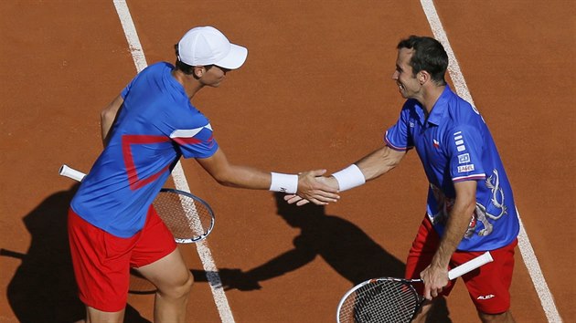 PLCNI SI. et tenist Tom Berdych (vlevo) a Radek tpnek se raduj ve tyhe daviscupovho semifinle ve Francii.