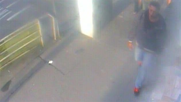 Muž, který v sexshopu loupil se samopalem v ruce, na fotografii z bezpečnostní kamery (24.8.2014)