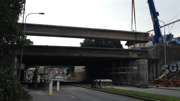 Rekonstrukce elezninho mostu si vydala uzaven Prmyslov ulice. V okol se tvoily nkolikakilometrov kolony (11.9.2014)