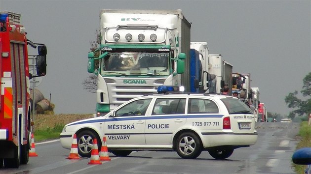 Nákladní auto v Ješíně na Kladensku nabouralo do rodinného domu. Silnice I/16 je frekventovanou komunikací hojně využívanou kamiony (8.9.2014)