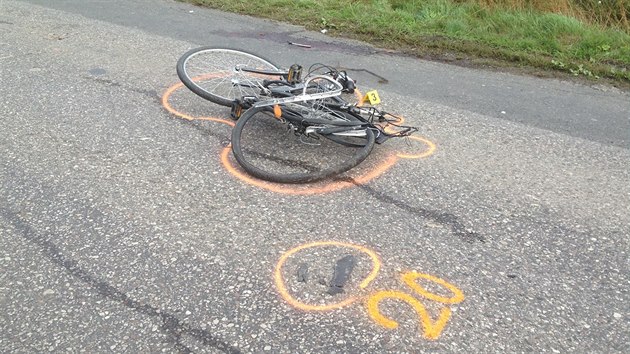 Osobn auto u elkovic srazilo v hust mlze dva cyklisty, oba zemeli (16.9.2014)