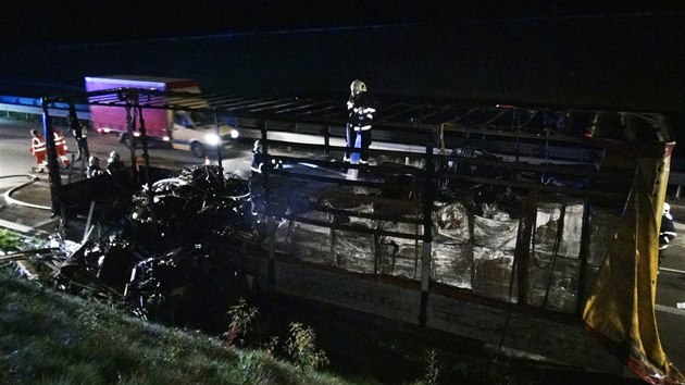 Na Praskm okruhu u Jesenice hoel kamion s nbytkem. Hasii s porem bojovali dle ne hodinu, koda byla vyslena na dva miliony korun (17.9.2014)
