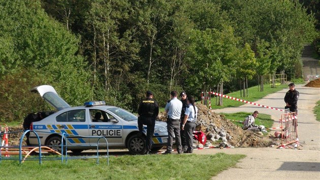 Zdrogovan motork ujdl policistm v praskch Petrovicch. Zastavil a pot, co se svm strojem sjel do vkopu (18.9.2014)