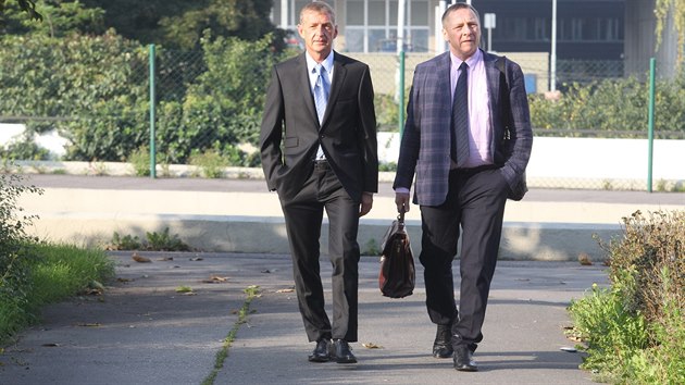 Roman Janou�ek a jeho advok�t V�t �irok� p�ich�z� k pra�sk�mu vrchn�mu soudu.