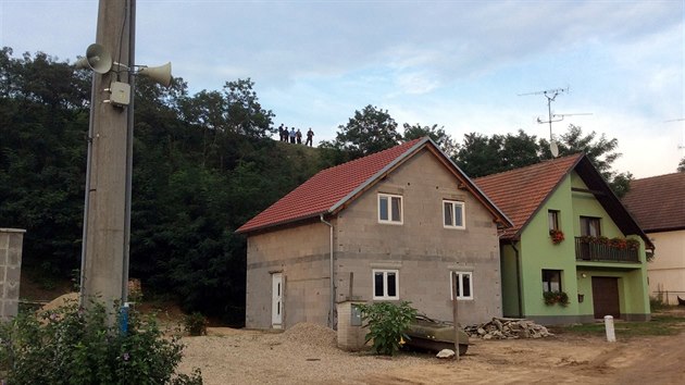 Domy ve Strachotn, ze kterch byly evakuovni lid kvli hrozcmu sesuvu pdy.