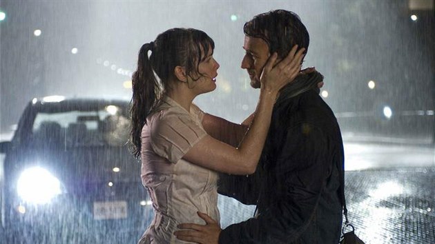 Liv Tylerová a Edward Norton ve filmu Neuv��itelný Hulk