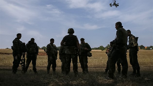 Dojednan pm se na vchod Ukrajiny vce mn dodruje. Ukrajint vojci nyn ekaj, jak budou pokraovat jednn o trvalm mru (13. z)