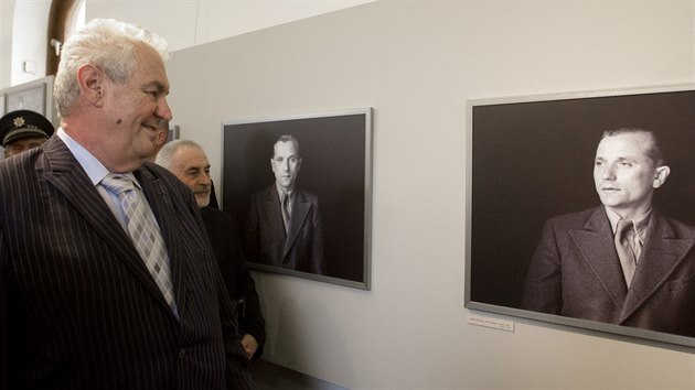 Prezident Zeman na zahájení výstavy Tváře neznámých o válečných veteránech