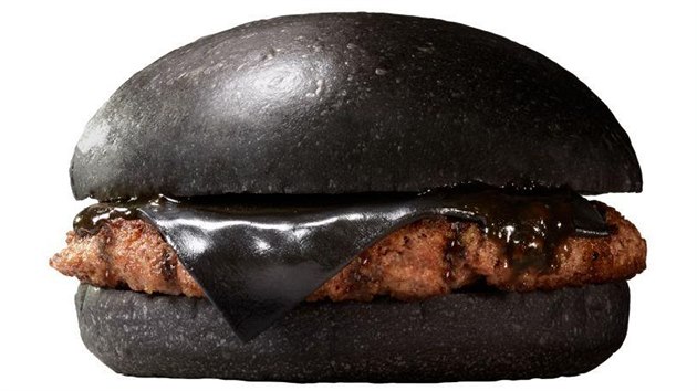 ern hamburger Kuro Pearl, jedna z novinek americkho Burger Kingu v Japonsku.