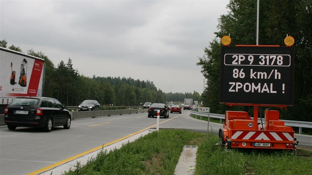 Nový radar zaznamená registra�ní zna�ku, rychlost a záznamy odesílá...