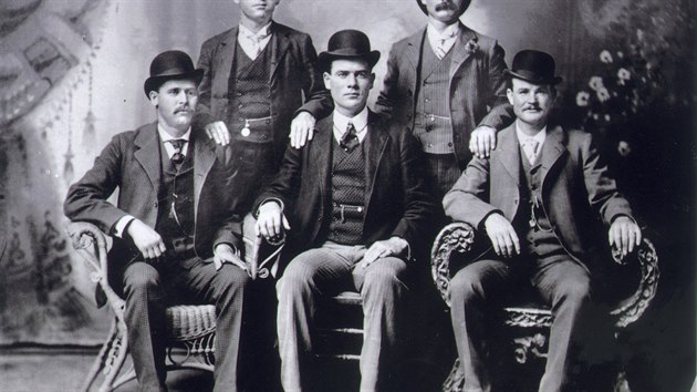 Ctihodní muži ganga Wild Bunch v roce 1900: dole zleva Harry Longbaugh (The Sundance Kid) Ben Kilpatrick (The Tall Texan) a Robert LeRoy Parker (Butch Cassidy), nahoře William Todd Carver (Bill) a Harvey Logan (Kid Curry)