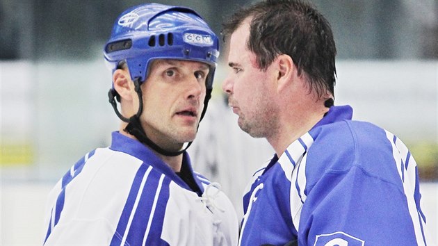 ROZLUKA S KARIROU. V Plzni se odehrl exhibin hokejov zpas Dvou ptk mezi bvalmi reprezentanty Martinem Strakou (vlevo) a Jaroslavem pakem.