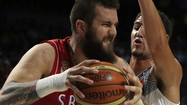 Srbsk basketbalista Miroslav Raduljica se sna udret m ve finle mistrovstv svta proti USA.