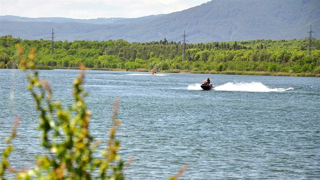 Jezero Matylda na severozpadnm okraji Mostu vzniklo zatopenm bvalho lomu Vrbensk.