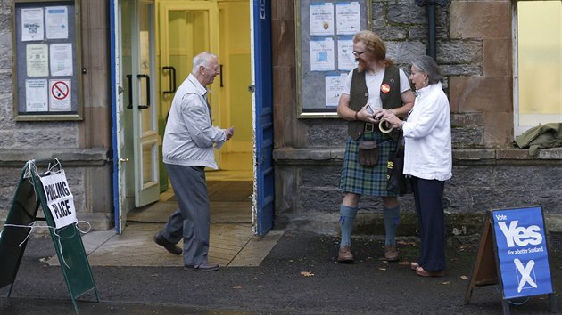 Obyvatel obce Pitlochry pichzej do volebn mstnosti odevzdat svj hlas v referendu o nezvislosti Skotska. (18. z 2014)