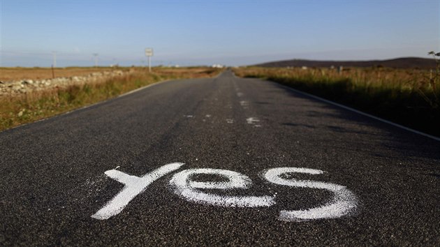 Npis podporujc nezvislost Skotska na silnici u North
Uist. (18. z 2014)
