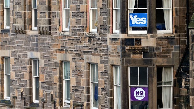 Okna dom ve skotskm Edinburghu zdob plaktky k referendu o nezvislosti zem. (18. z 2014)
