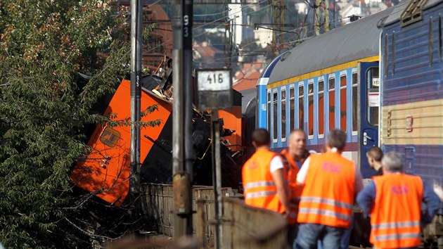 Po non srce rychlku s dreznou pobl ndra Praha - Vyehrad dolo k vyvrcen pracovnho stroje na bok, stroj zstal open o zbradl mostu nad silnic. Lokomotiva rychlku vykolejila. (18.9.2014)