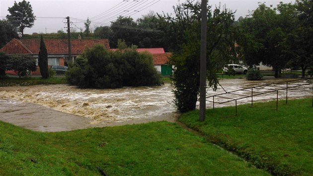 Rozvodnn Jeviovka zatopila i st obce Vevice (14. z 2014).