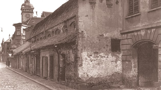 Takto vypadal objekt na rohu Krajinsk� a Hroznov� ulice p�ed p�estavbu v 50. letech 20. stolet�.