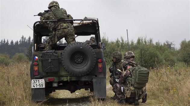 Momentka ze cvi�en� Ample Strike: voj�ci v ter�nu v bojov� situaci p�ivol�vaj� leteckou podporu.