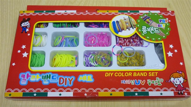 Celnci na praskm letiti zabavili 24 tun padlk gumikovch nramk Rainbow Loom.